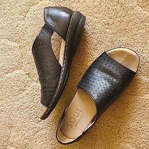 SOUL Naturalizer flat sandal size 7